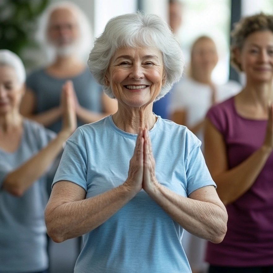 Група практикуючих йогу старшого віку під час заняття